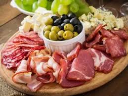 [Imagem de queijos e frios]